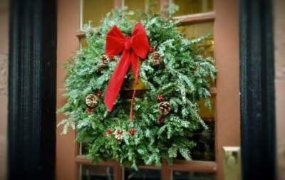 How to make a handmade evergreen Christmas wreath
