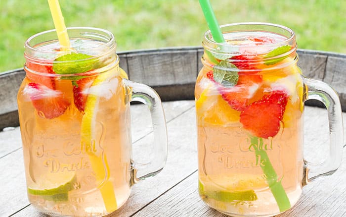 Lavender-sprigs-in-lemon-drink