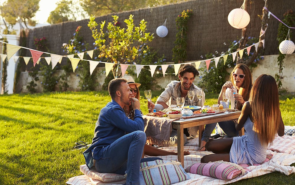 picnic-friends-garden