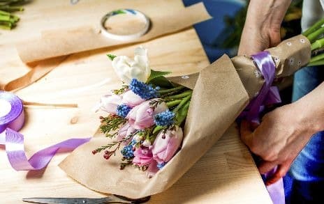 Flowers-decorating-cake